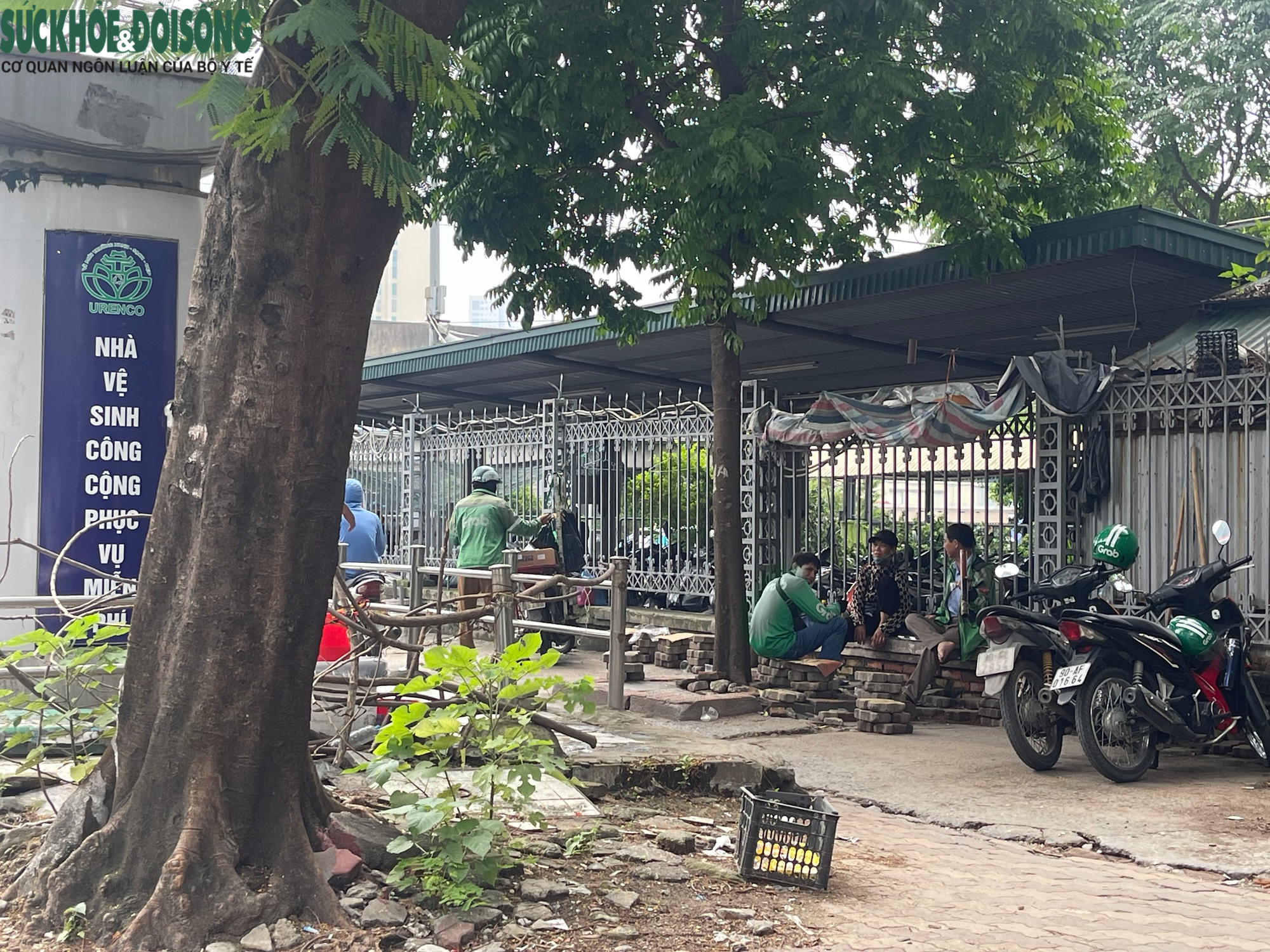Vỉa hè xung quanh Bến xe Mỹ Đình ra sao sau vụ người bán trà đá đuổi cô gái đứng chắn quán nước?- Ảnh 1. Vỉa hè xung quanh Bến xe Mỹ Đình ra sao sau vụ người bán trà đá đuổi cô gái đứng chắn quán nước?- Ảnh 1.