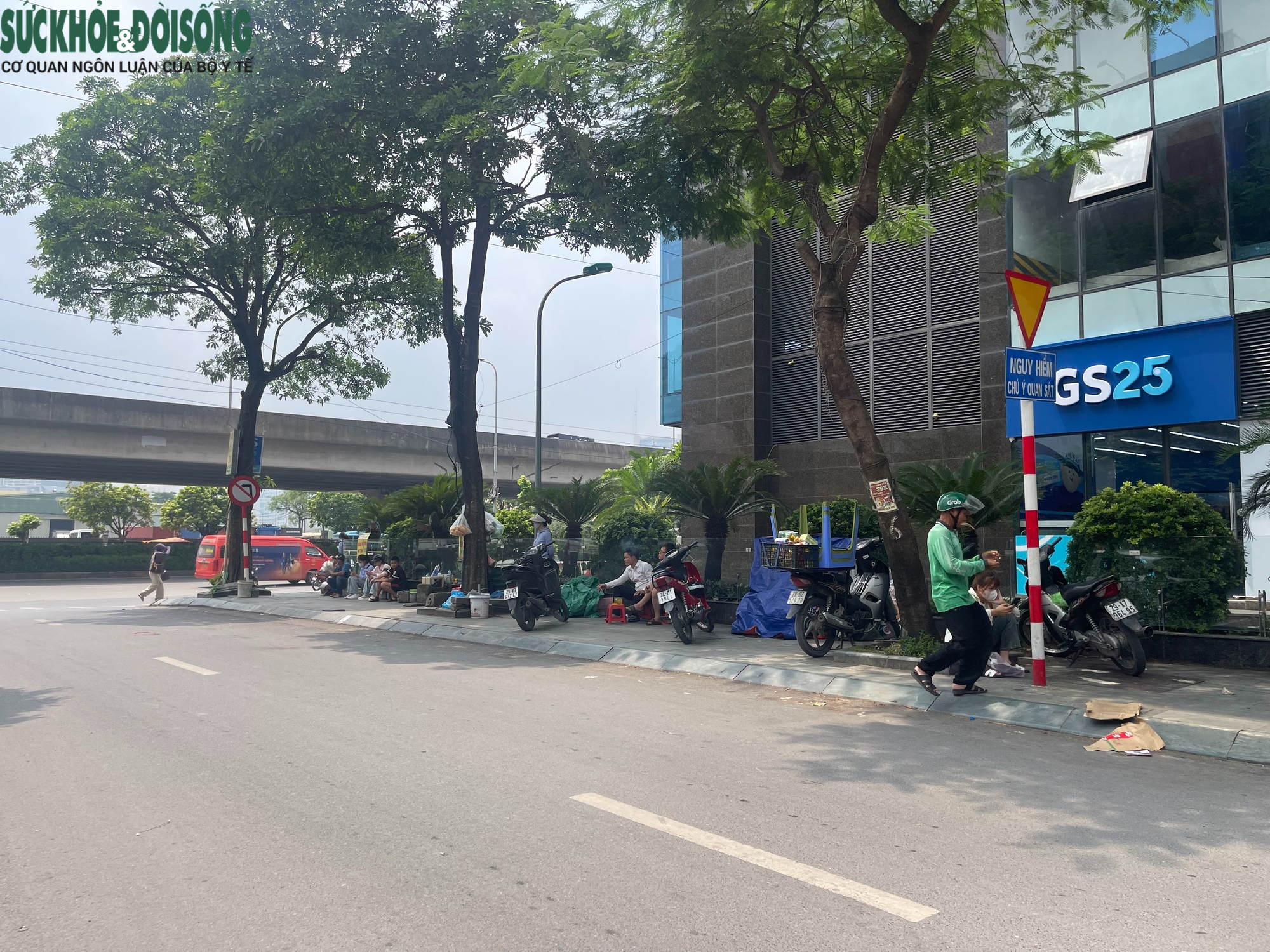 Vỉa hè xung quanh Bến xe Mỹ Đình ra sao sau vụ người bán trà đá đuổi cô gái đứng chắn quán nước?- Ảnh 2. Vỉa hè xung quanh Bến xe Mỹ Đình ra sao sau vụ người bán trà đá đuổi cô gái đứng chắn quán nước?- Ảnh 2.