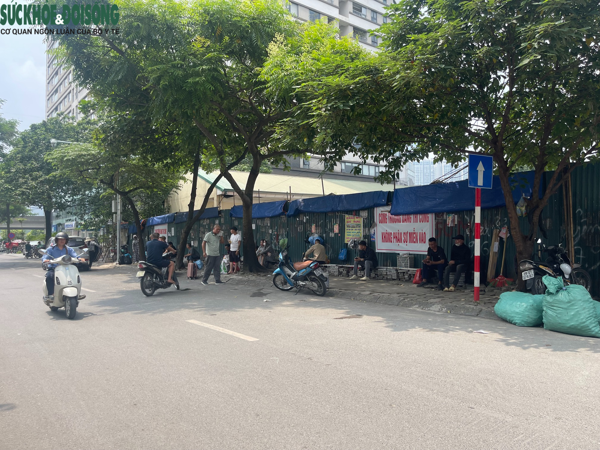 Vỉa hè xung quanh Bến xe Mỹ Đình ra sao sau vụ người bán trà đá đuổi cô gái đứng chắn quán nước?- Ảnh 3. Vỉa hè xung quanh Bến xe Mỹ Đình ra sao sau vụ người bán trà đá đuổi cô gái đứng chắn quán nước?- Ảnh 3.