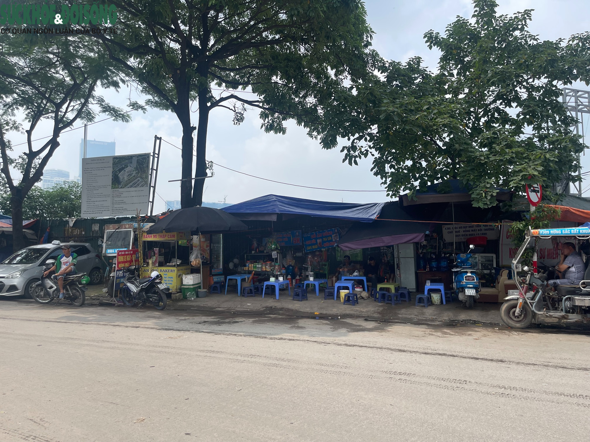 Vỉa hè xung quanh Bến xe Mỹ Đình ra sao sau vụ người bán trà đá đuổi cô gái đứng chắn quán nước?- Ảnh 4. Vỉa hè xung quanh Bến xe Mỹ Đình ra sao sau vụ người bán trà đá đuổi cô gái đứng chắn quán nước?- Ảnh 4.