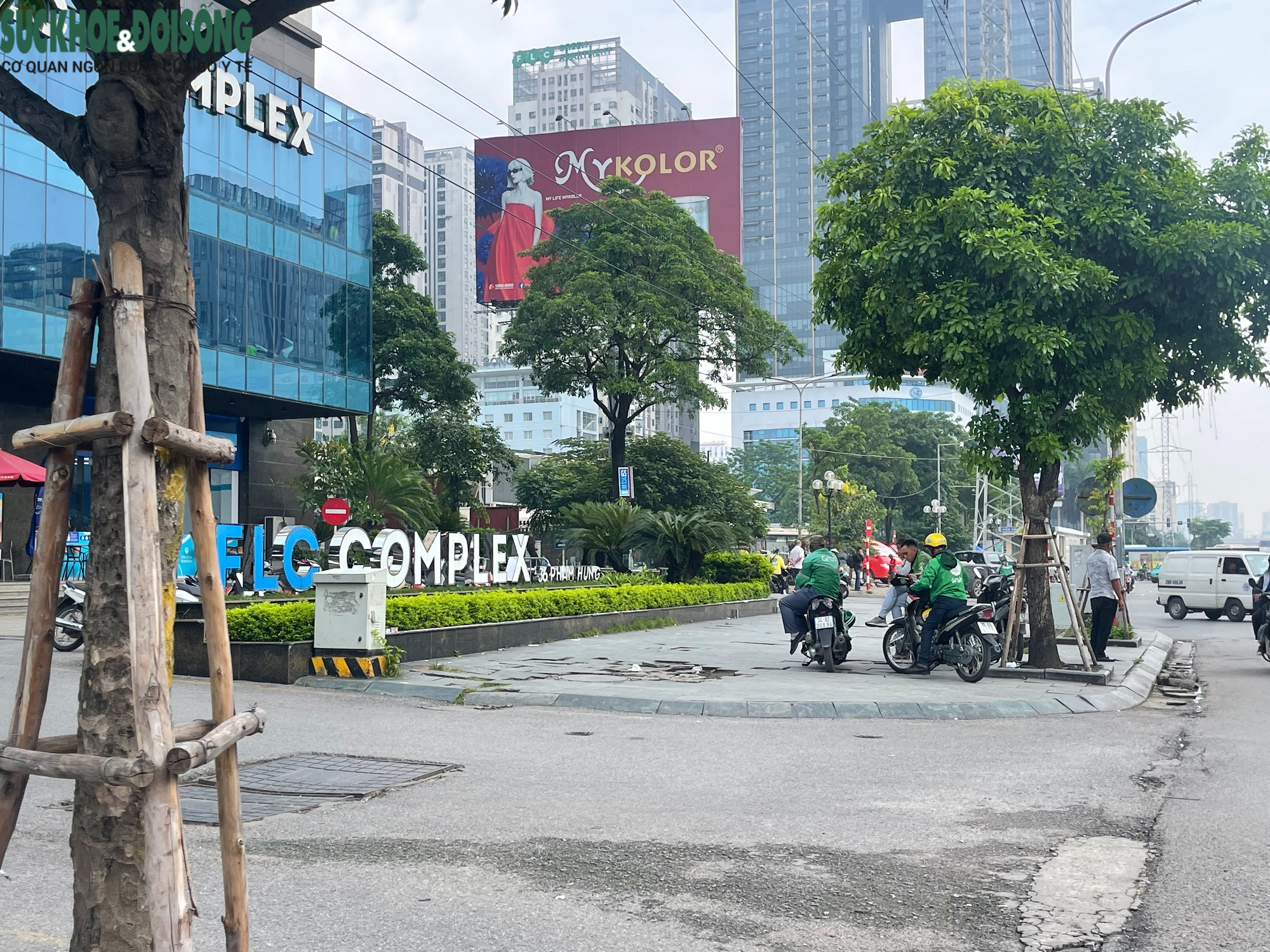 Vỉa hè xung quanh Bến xe Mỹ Đình ra sao sau vụ người bán trà đá đuổi cô gái đứng chắn quán nước?- Ảnh 5. Vỉa hè xung quanh Bến xe Mỹ Đình ra sao sau vụ người bán trà đá đuổi cô gái đứng chắn quán nước?- Ảnh 5.