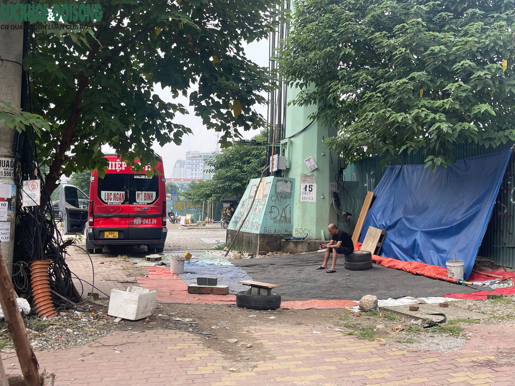 Vỉa hè xung quanh Bến xe Mỹ Đình ra sao sau vụ người bán trà đá đuổi cô gái đứng chắn quán nước?- Ảnh 6. Vỉa hè xung quanh Bến xe Mỹ Đình ra sao sau vụ người bán trà đá đuổi cô gái đứng chắn quán nước?- Ảnh 6.