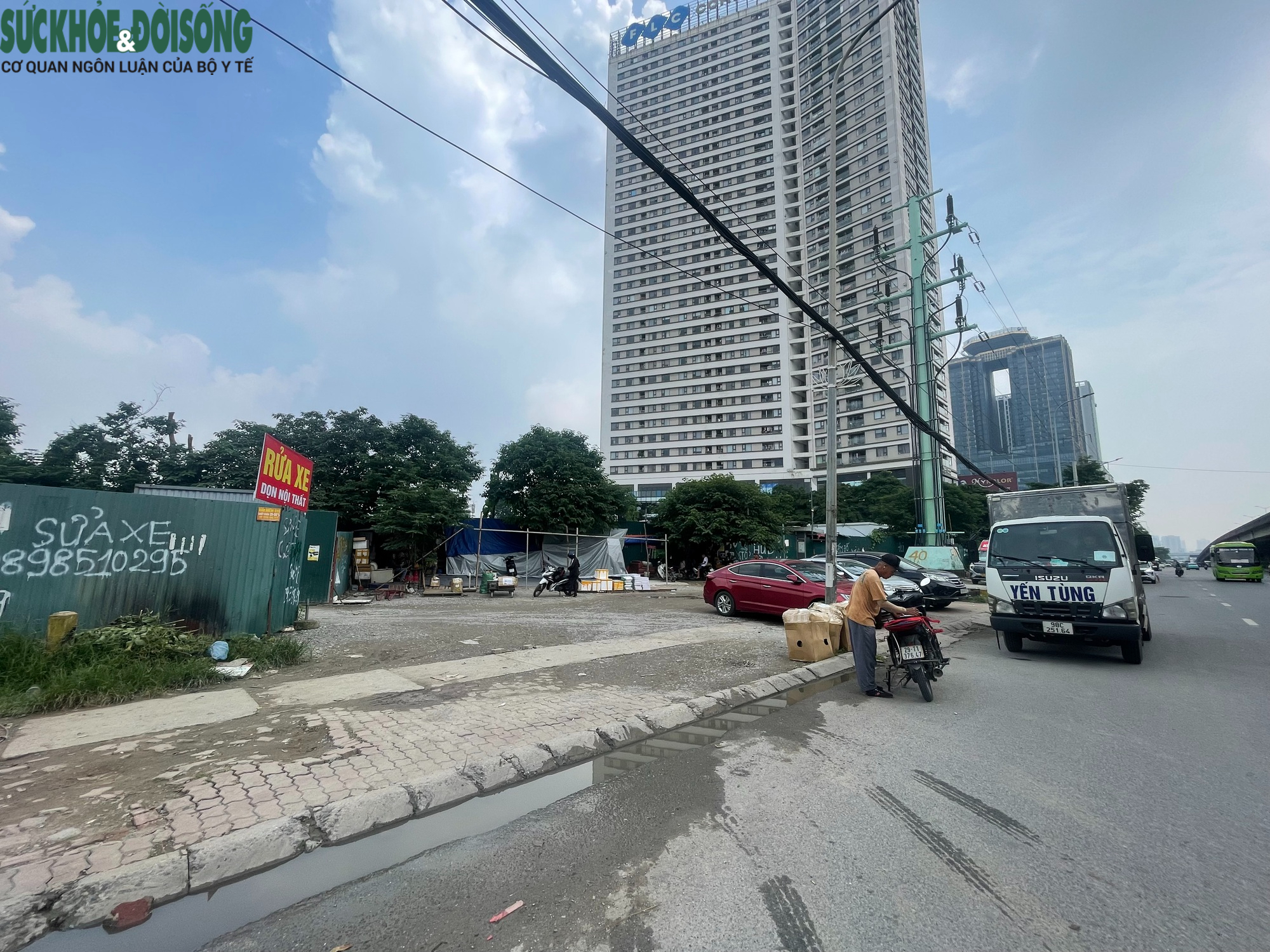 Vỉa hè xung quanh Bến xe Mỹ Đình ra sao sau vụ người bán trà đá đuổi cô gái đứng chắn quán nước?- Ảnh 7. Vỉa hè xung quanh Bến xe Mỹ Đình ra sao sau vụ người bán trà đá đuổi cô gái đứng chắn quán nước?- Ảnh 7.