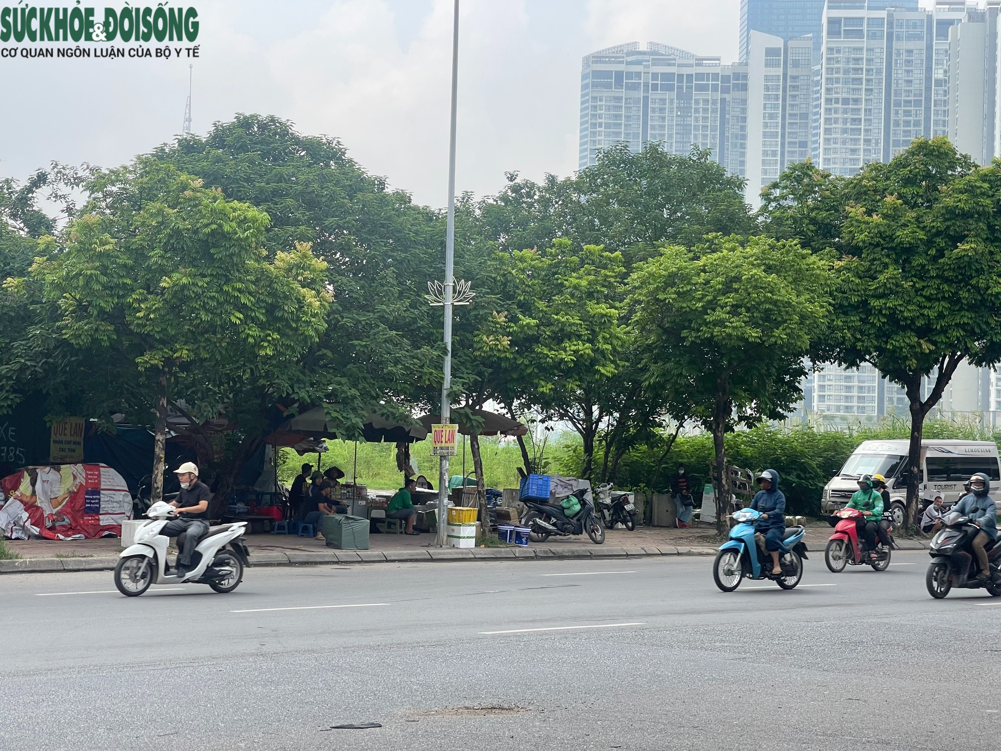 Vỉa hè xung quanh Bến xe Mỹ Đình ra sao sau vụ người bán trà đá đuổi cô gái đứng chắn quán nước?- Ảnh 8. Vỉa hè xung quanh Bến xe Mỹ Đình ra sao sau vụ người bán trà đá đuổi cô gái đứng chắn quán nước?- Ảnh 8.