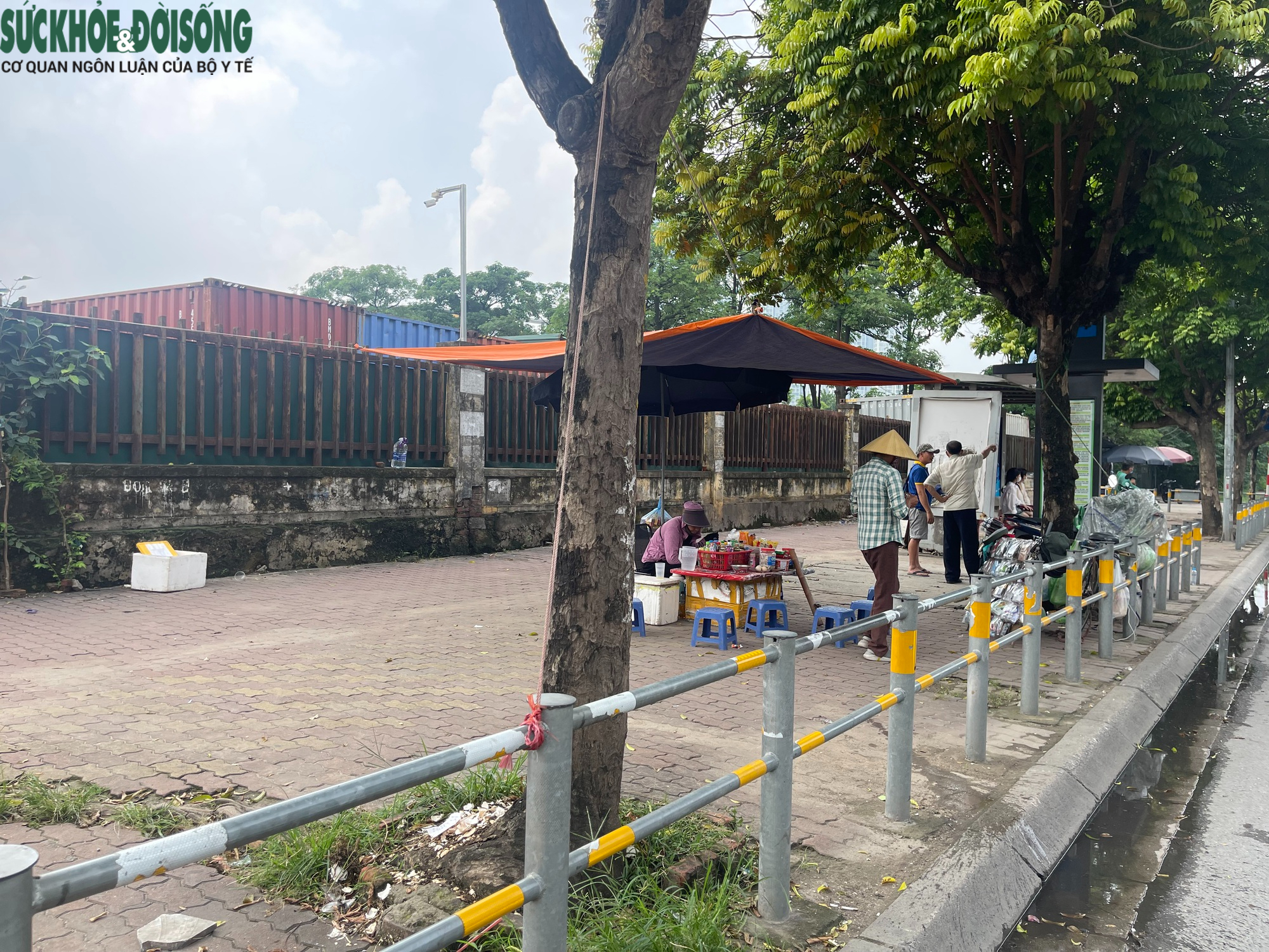 Vỉa hè xung quanh Bến xe Mỹ Đình ra sao sau vụ người bán trà đá đuổi cô gái đứng chắn quán nước?- Ảnh 9. Vỉa hè xung quanh Bến xe Mỹ Đình ra sao sau vụ người bán trà đá đuổi cô gái đứng chắn quán nước?- Ảnh 9.