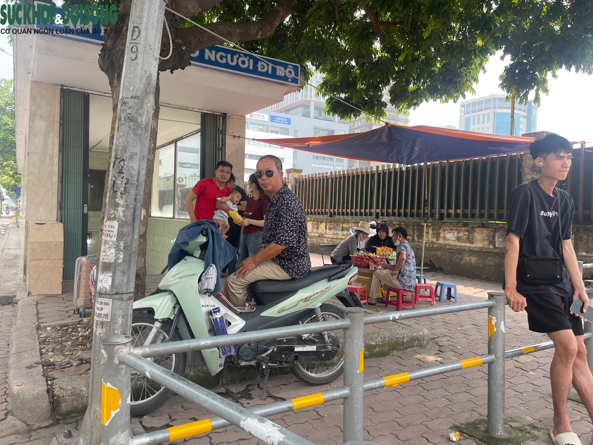 Vỉa hè xung quanh Bến xe Mỹ Đình ra sao sau vụ người bán trà đá đuổi cô gái đứng chắn quán nước?- Ảnh 10. Vỉa hè xung quanh Bến xe Mỹ Đình ra sao sau vụ người bán trà đá đuổi cô gái đứng chắn quán nước?- Ảnh 10.