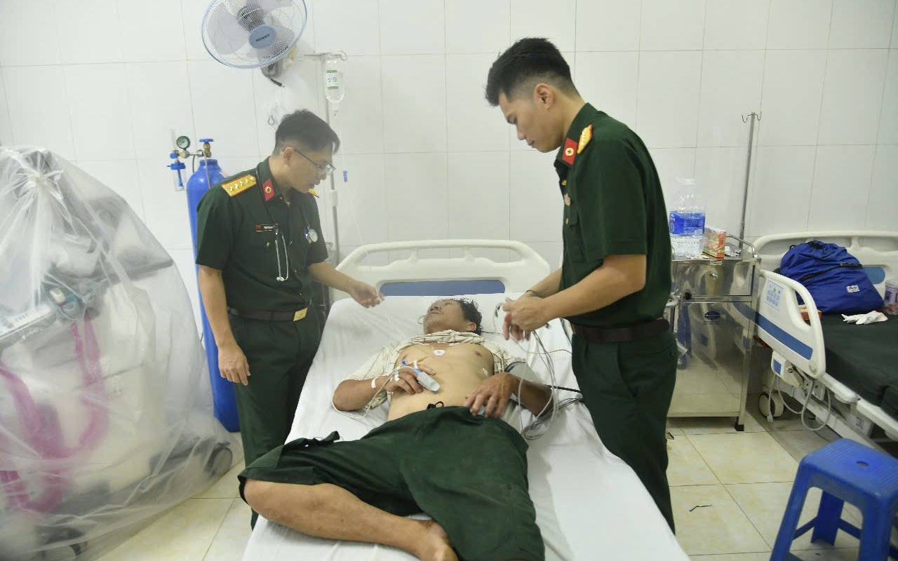 Quân y đảo Nam Yết cấp cứu ngư dân bị đột quỵ trên biển