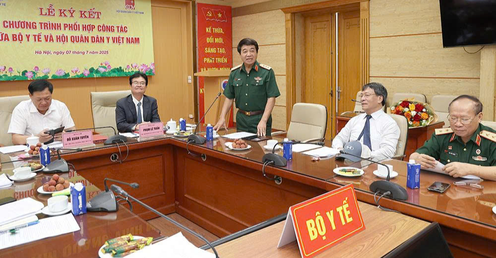 Bộ Y tế và Hội Quân Dân y Việt Nam tiếp tục tăng cường phối hợp chăm sóc sức khoẻ nhân dân- Ảnh 3. Bộ Y tế và Hội Quân Dân y Việt Nam tiếp tục tăng cường phối hợp chăm sóc sức khoẻ nhân dân- Ảnh 3.