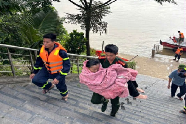 Cuộc giải cứu nghẹt thở dưới chân cầu Vĩnh Tuy- Ảnh 2. Cuộc giải cứu nghẹt thở dưới chân cầu Vĩnh Tuy- Ảnh 2.