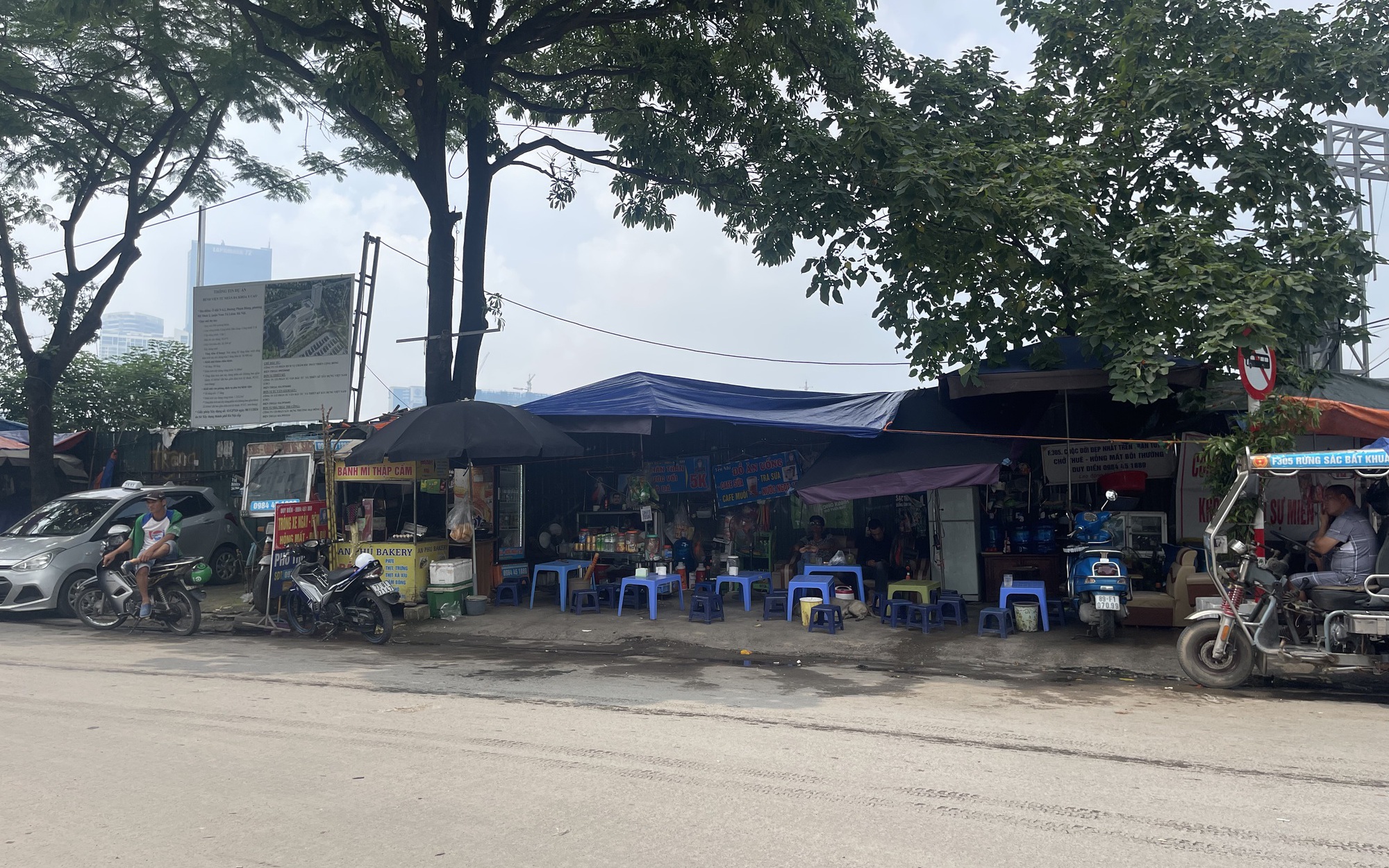 Vỉa hè xung quanh Bến xe Mỹ Đình ra sao sau vụ người bán trà đá đuổi cô gái đứng chắn quán nước?