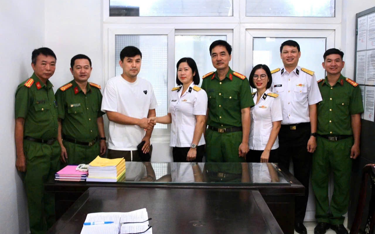 Nhặt được chiếc ví, nữ sĩ quan Hải quân giao nộp cho công an trả lại người đánh mất