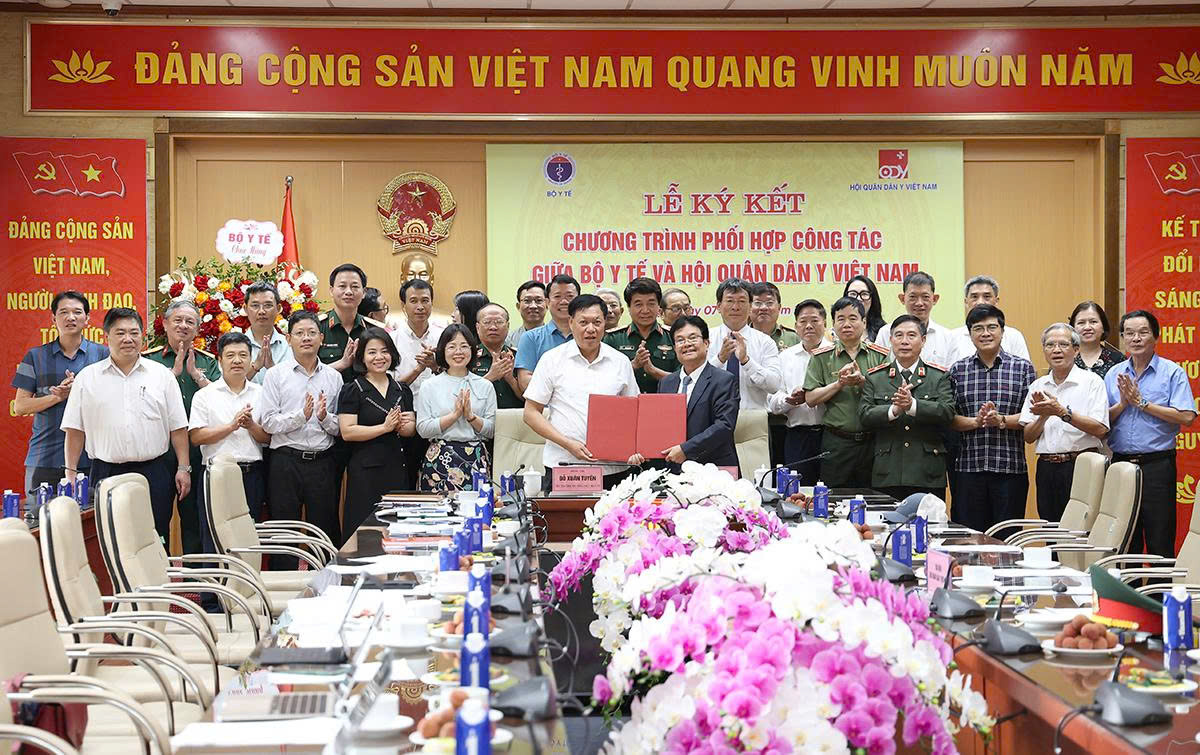 Bộ Y tế và Hội Quân Dân y Việt Nam tiếp tục tăng cường phối hợp chăm sóc sức khoẻ nhân dân- Ảnh 4. Bộ Y tế và Hội Quân Dân y Việt Nam tiếp tục tăng cường phối hợp chăm sóc sức khoẻ nhân dân- Ảnh 4.