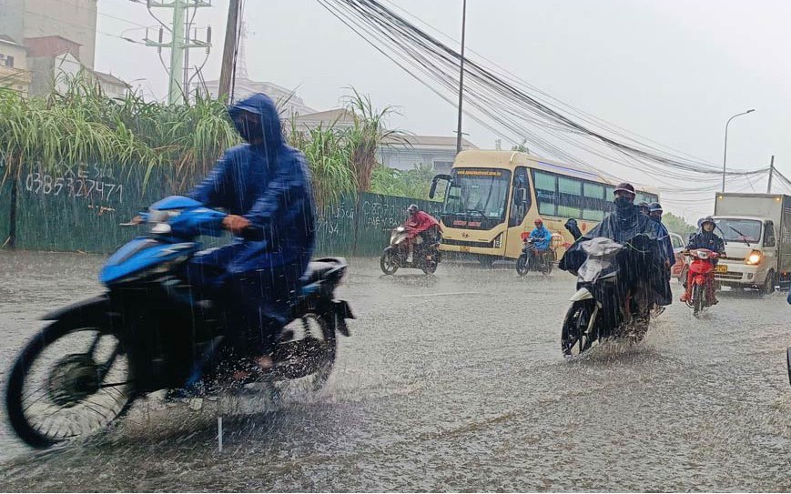 Hà Nội mưa dông giữa nắng nóng