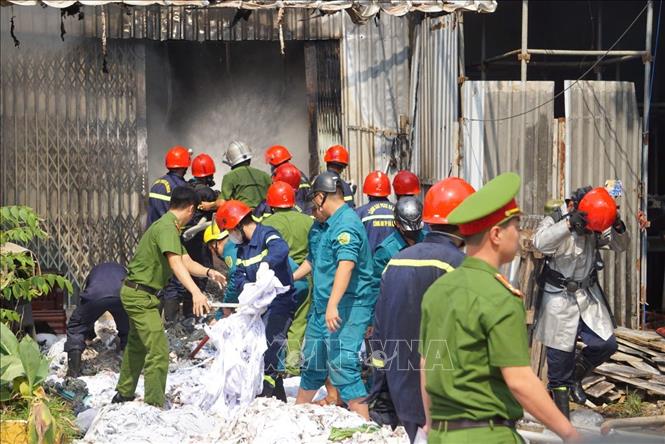 Cháy kho chứa vải phế liệu trong khu dân cư Đà Nẵng