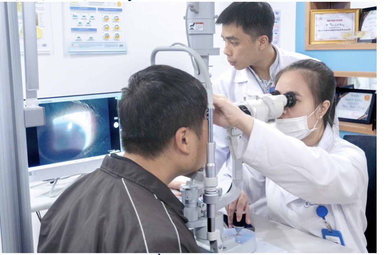 Nam thanh niên bị mảnh vỡ bóng đèn văng vào mắt nhập viện cấp cứu- Ảnh 2. Nam thanh niên bị mảnh vỡ bóng đèn văng vào mắt nhập viện cấp cứu- Ảnh 2.