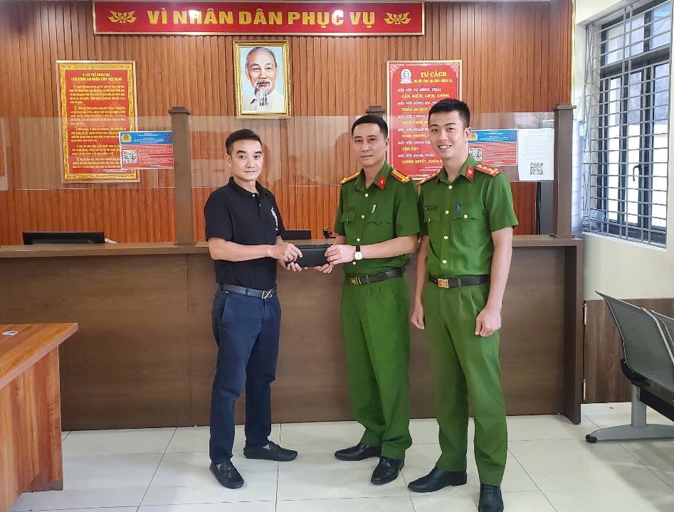 Làm rơi 7000 USD và 12 triệu đồng, nam thanh niên được công an phường tìm giúp- Ảnh 1. Làm rơi 7000 USD và 12 triệu đồng, nam thanh niên được công an phường tìm giúp- Ảnh 1.