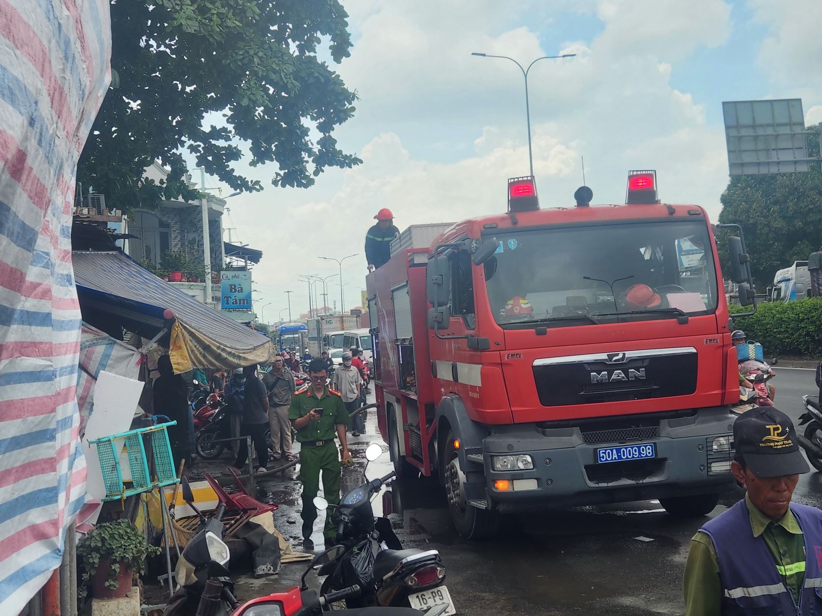 TPHCM: Cháy lớn dãy phòng trọ trên đường Đỗ Mười- Ảnh 7. TPHCM: Cháy lớn dãy phòng trọ trên đường Đỗ Mười- Ảnh 7.