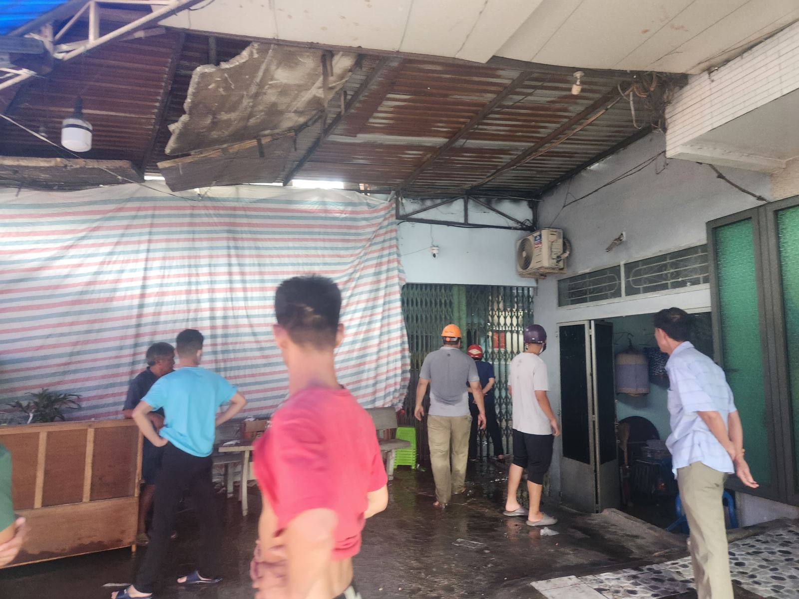 TPHCM: Cháy lớn dãy phòng trọ trên đường Đỗ Mười- Ảnh 5. TPHCM: Cháy lớn dãy phòng trọ trên đường Đỗ Mười- Ảnh 5.