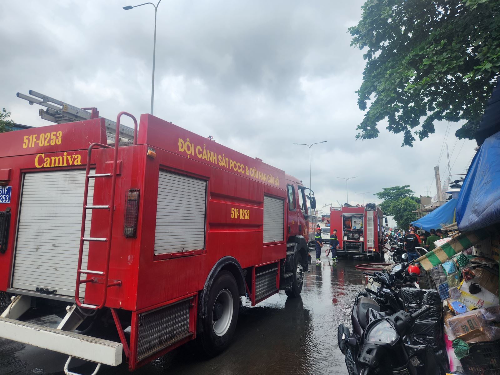 TPHCM: Cháy lớn dãy phòng trọ trên đường Đỗ Mười- Ảnh 1. TPHCM: Cháy lớn dãy phòng trọ trên đường Đỗ Mười- Ảnh 1.