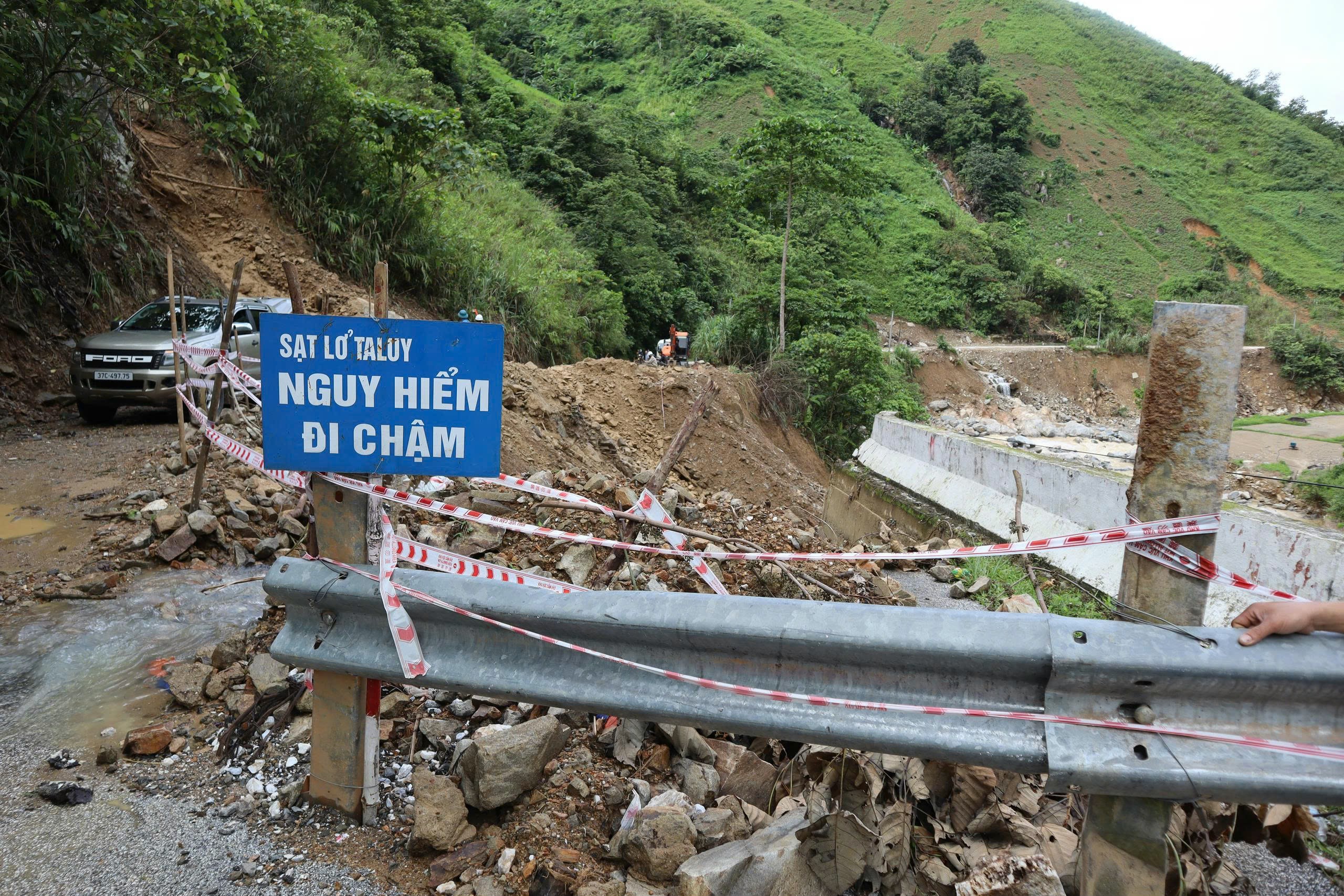 Mưa lớn gây sạt lở, người dân lo đá tảng đổ xuống đường- Ảnh 7. Mưa lớn gây sạt lở, người dân lo đá tảng đổ xuống đường- Ảnh 7.