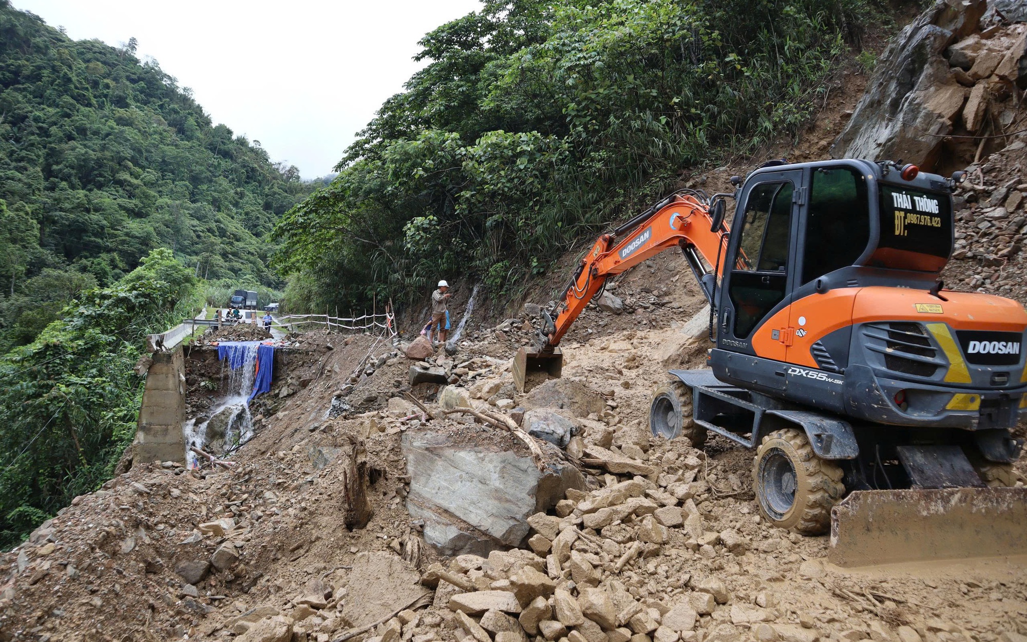 Mưa lớn gây sạt lở, người dân lo đá tảng đổ xuống đường