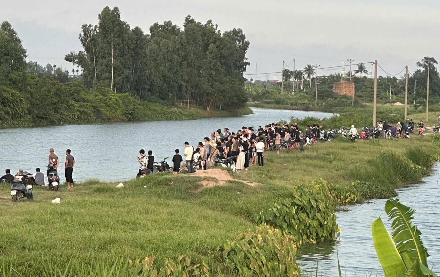 Đã tìm thấy thi thể cháu bé đi tắm sông bị nước cuốn mất tích- Ảnh 2. Đã tìm thấy thi thể cháu bé đi tắm sông bị nước cuốn mất tích- Ảnh 2.