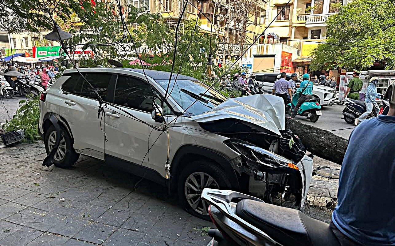 Ô tô đâm hàng loạt xe máy tại ngã tư Đại La - Trần Đại Nghĩa, nhiều người bị thương