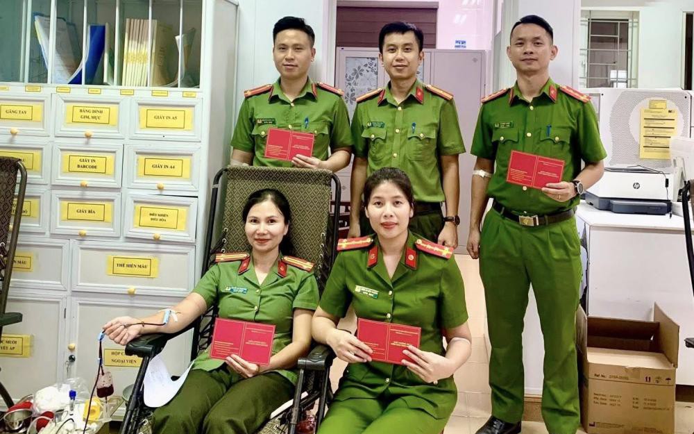 Bốn cán bộ công an hiến máu cứu cụ bà 92 tuổi qua nguy kịch