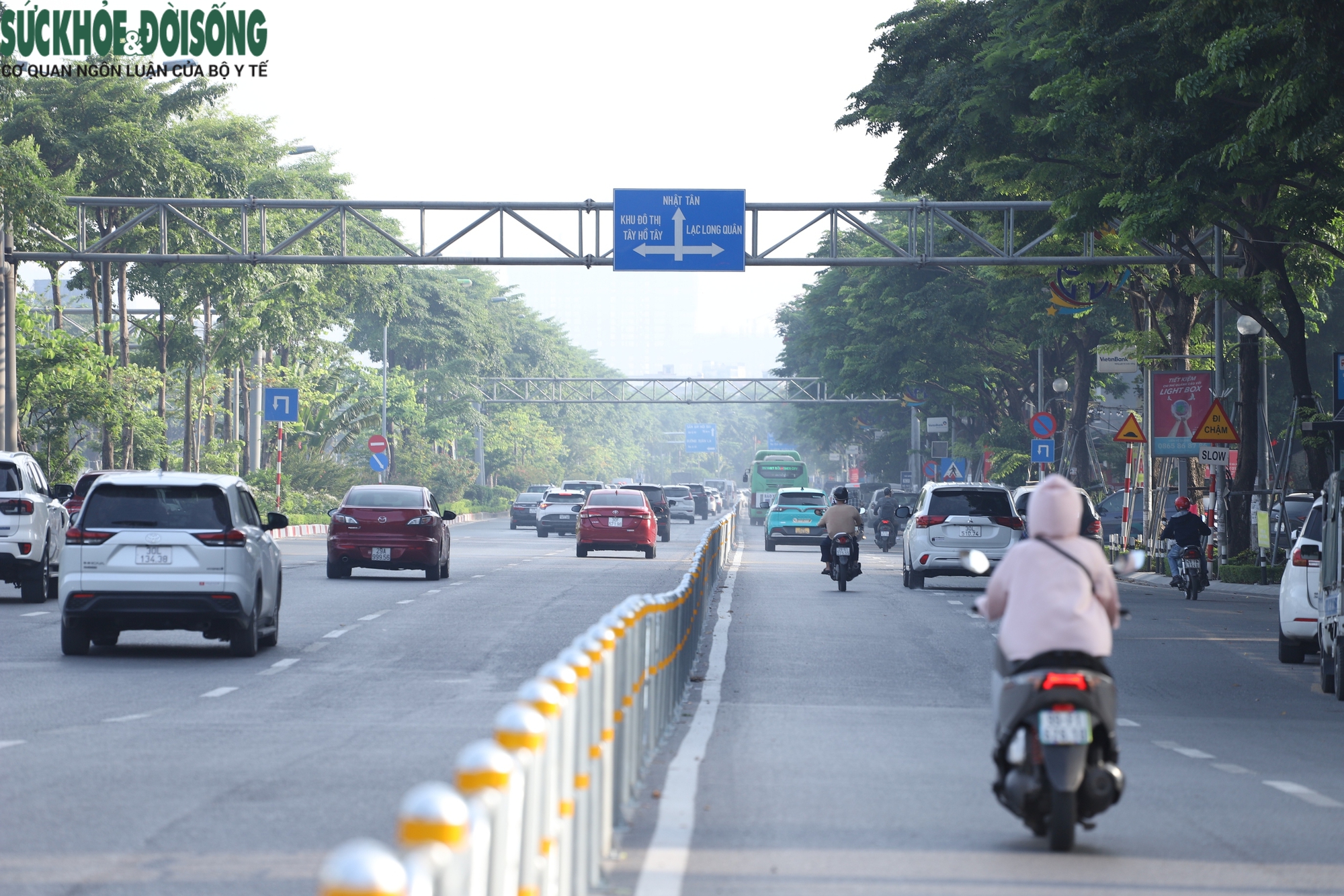 Xe máy 'lạc' làn phải đi lùi trên đường Võ Chí Công ngày đầu phân làn cứng- Ảnh 2. Xe máy 'lạc' làn phải đi lùi trên đường Võ Chí Công ngày đầu phân làn cứng- Ảnh 2.