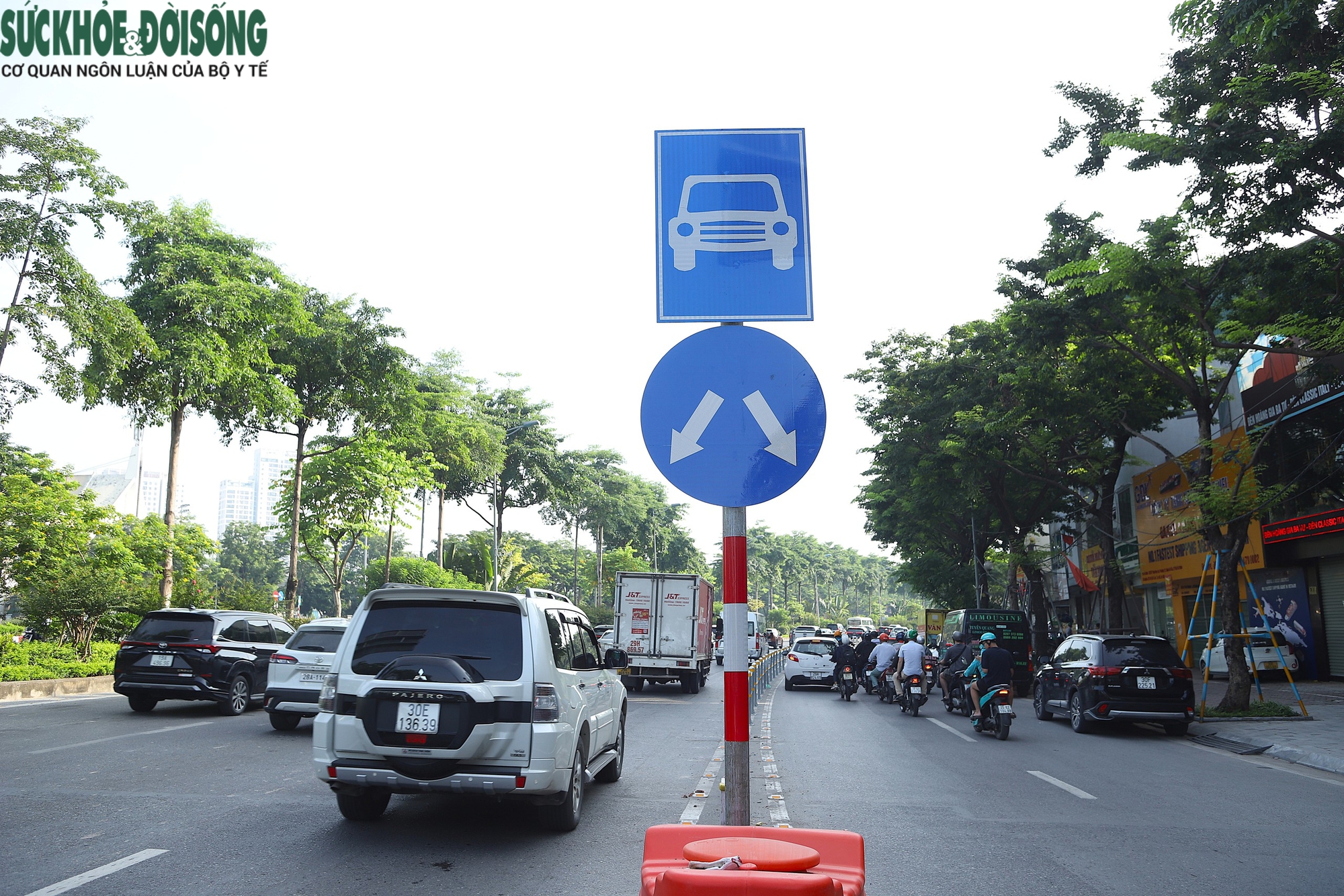 Xe máy 'lạc' làn phải đi lùi trên đường Võ Chí Công ngày đầu phân làn cứng- Ảnh 5. Xe máy 'lạc' làn phải đi lùi trên đường Võ Chí Công ngày đầu phân làn cứng- Ảnh 5.