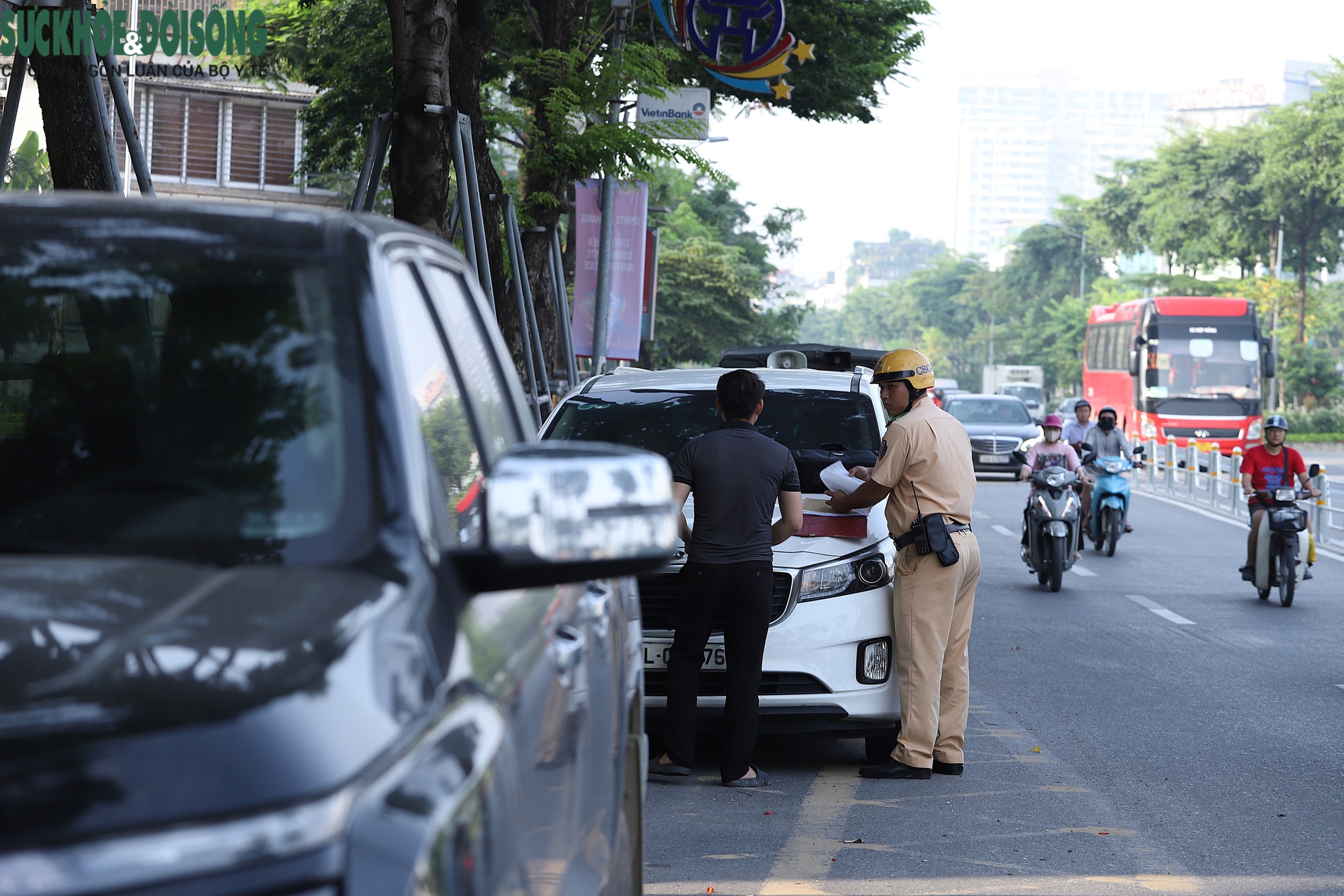 Xe máy 'lạc' làn phải đi lùi trên đường Võ Chí Công ngày đầu phân làn cứng- Ảnh 7. Xe máy 'lạc' làn phải đi lùi trên đường Võ Chí Công ngày đầu phân làn cứng- Ảnh 7.