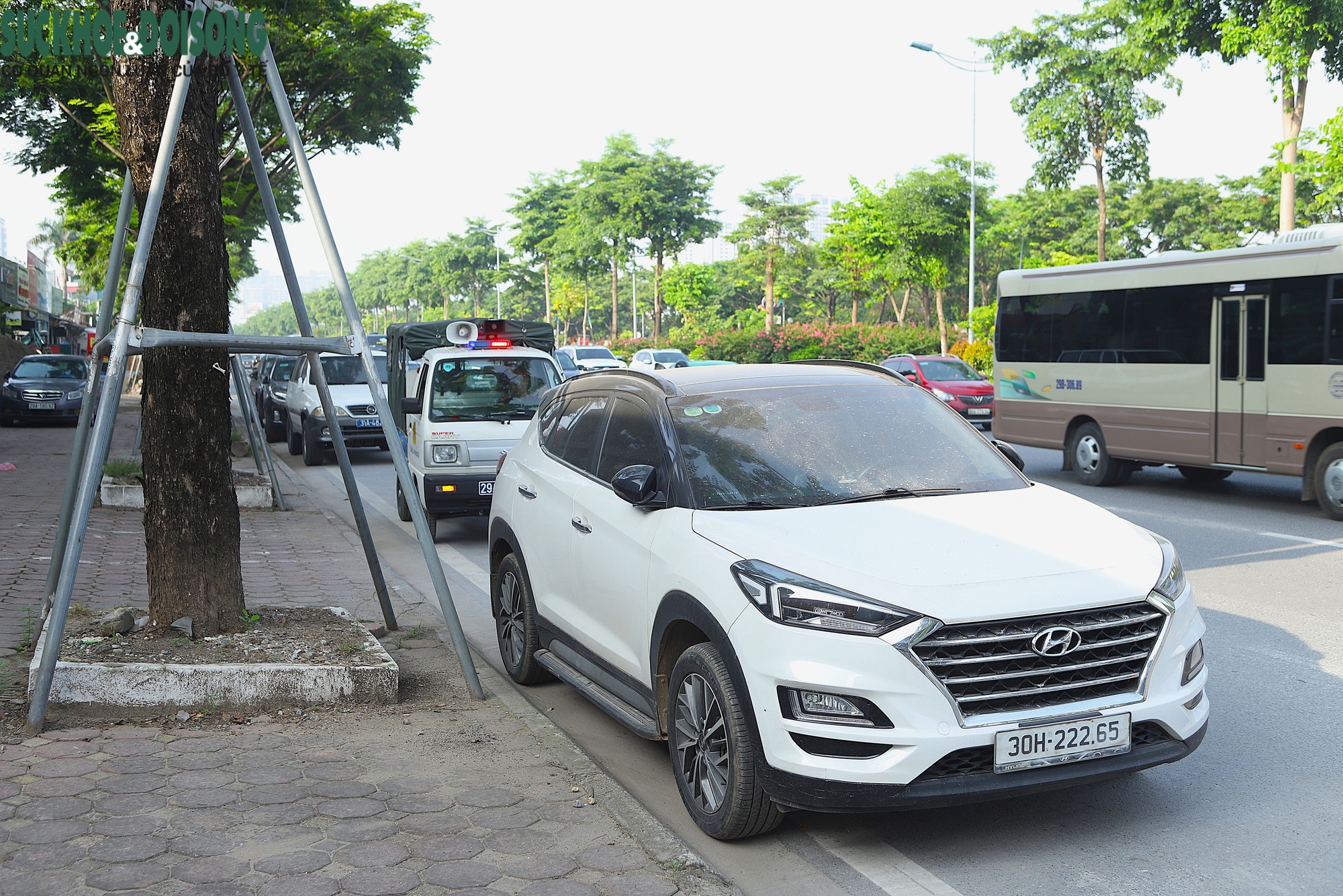 Xe máy 'lạc' làn phải đi lùi trên đường Võ Chí Công ngày đầu phân làn cứng- Ảnh 8. Xe máy 'lạc' làn phải đi lùi trên đường Võ Chí Công ngày đầu phân làn cứng- Ảnh 8.