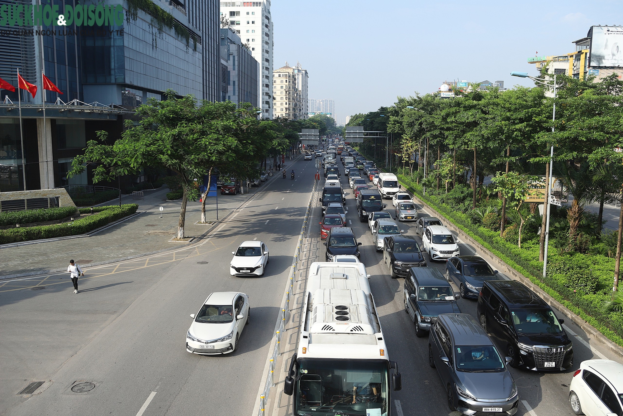 Xe máy 'lạc' làn phải đi lùi trên đường Võ Chí Công ngày đầu phân làn cứng- Ảnh 3. Xe máy 'lạc' làn phải đi lùi trên đường Võ Chí Công ngày đầu phân làn cứng- Ảnh 3.