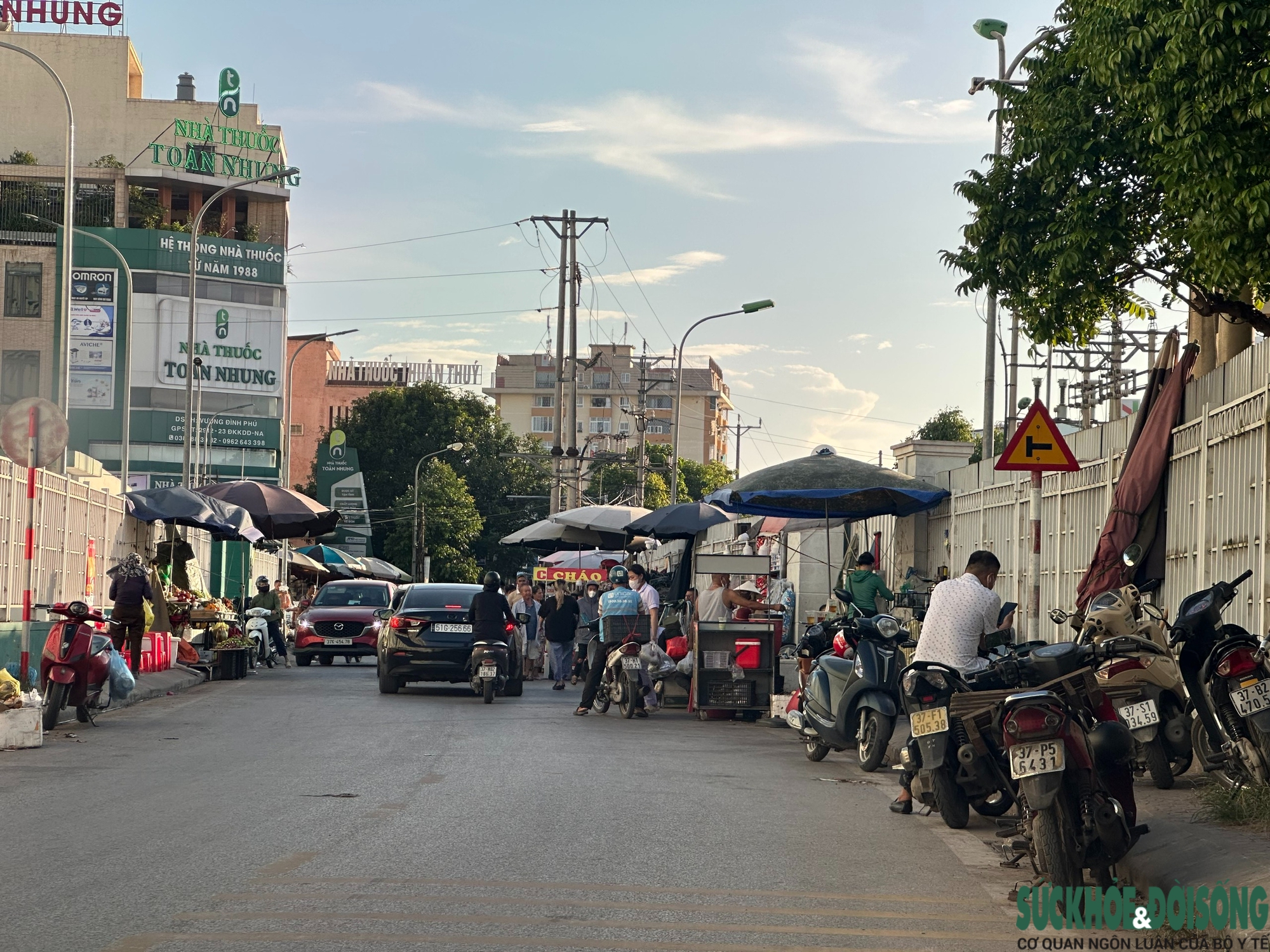 Chợ hàng rong bủa vây bệnh viện- Ảnh 1. Chợ hàng rong bủa vây bệnh viện- Ảnh 1.