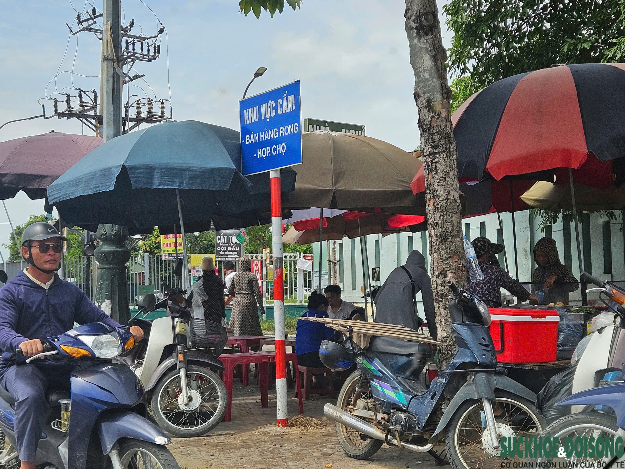 Chợ hàng rong bủa vây bệnh viện- Ảnh 2. Chợ hàng rong bủa vây bệnh viện- Ảnh 2.