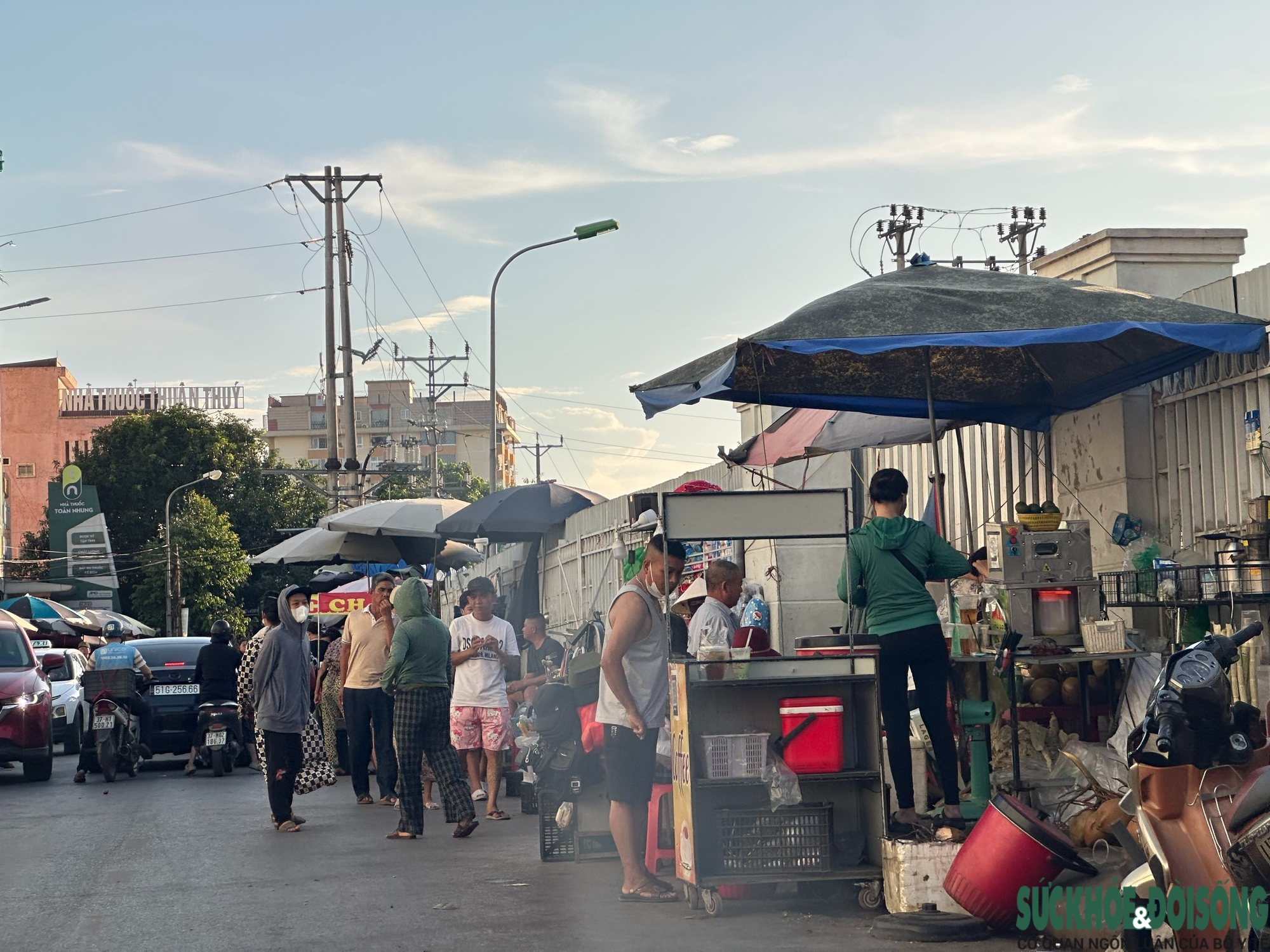 Chợ hàng rong bủa vây bệnh viện- Ảnh 7. Chợ hàng rong bủa vây bệnh viện- Ảnh 7.