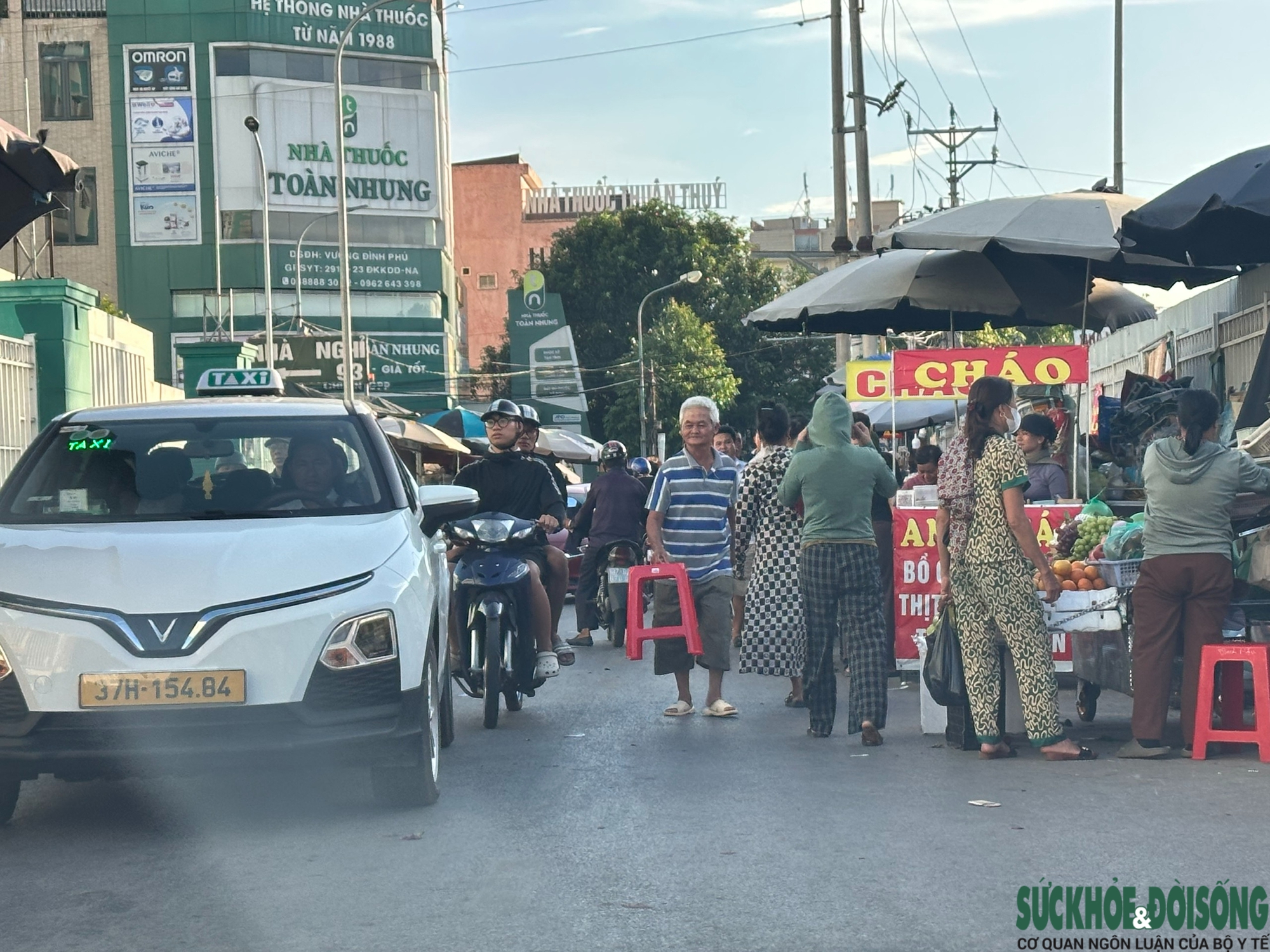 Chợ hàng rong bủa vây bệnh viện- Ảnh 10. Chợ hàng rong bủa vây bệnh viện- Ảnh 10.