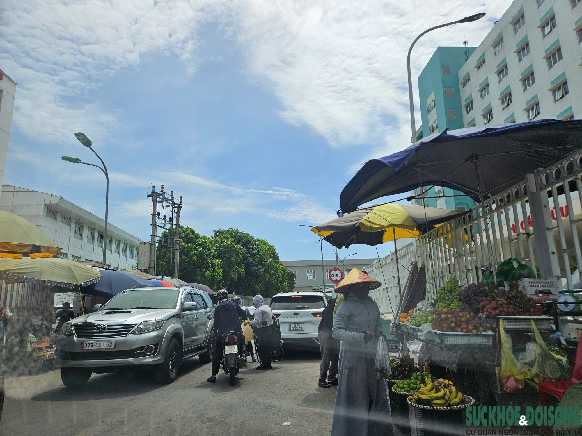 Chợ hàng rong bủa vây bệnh viện- Ảnh 12. Chợ hàng rong bủa vây bệnh viện- Ảnh 12.