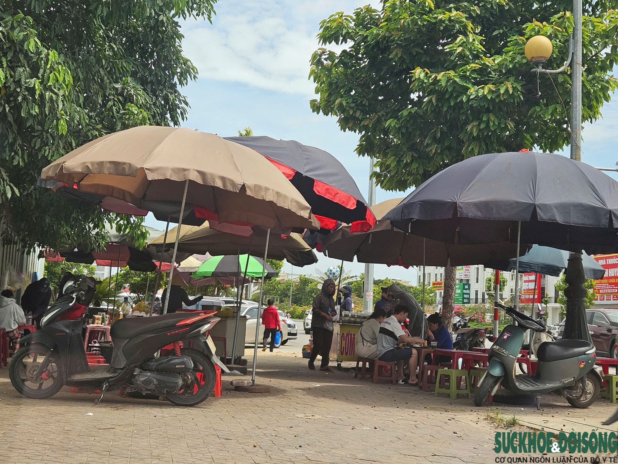 Chợ hàng rong bủa vây bệnh viện- Ảnh 13. Chợ hàng rong bủa vây bệnh viện- Ảnh 13.