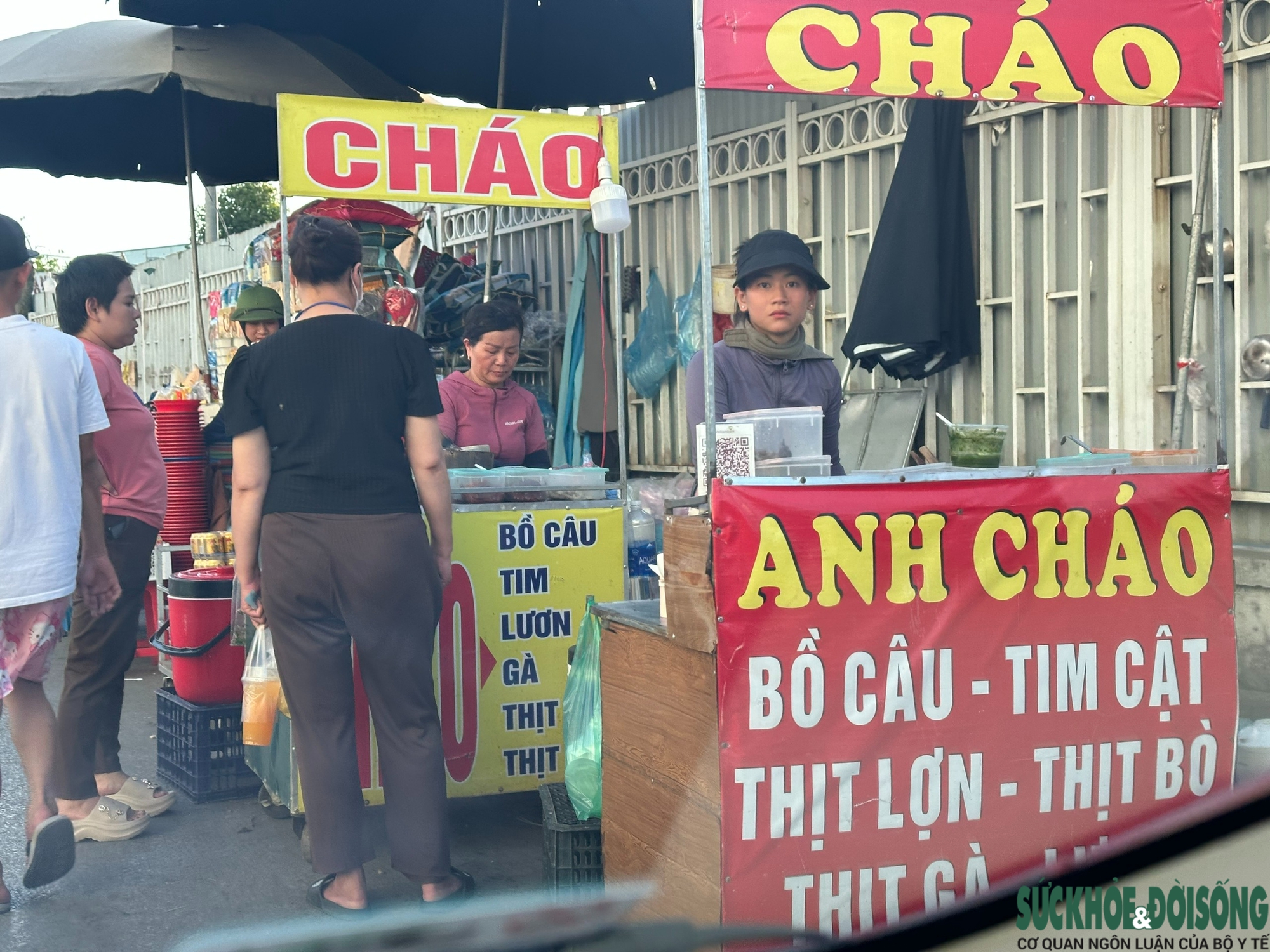 Chợ hàng rong bủa vây bệnh viện- Ảnh 15. Chợ hàng rong bủa vây bệnh viện- Ảnh 15.