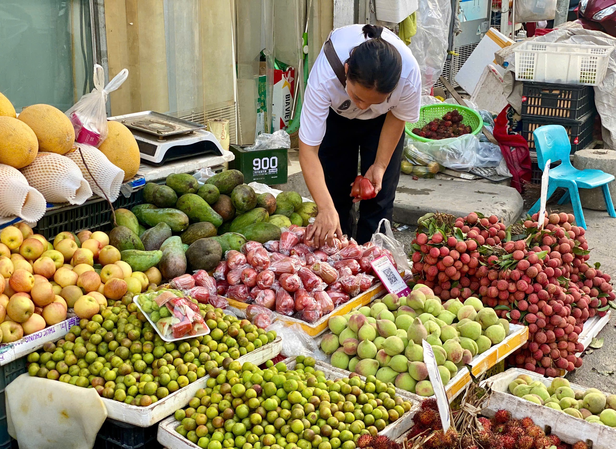 Đào mỏ quạ vào mùa bán đầy thị trường, tiểu thương chỉ cách phân biệt hàng Việt Nam và Trung Quốc- Ảnh 1. Đào mỏ quạ vào mùa bán đầy thị trường, tiểu thương chỉ cách phân biệt hàng Việt Nam và Trung Quốc- Ảnh 1.
