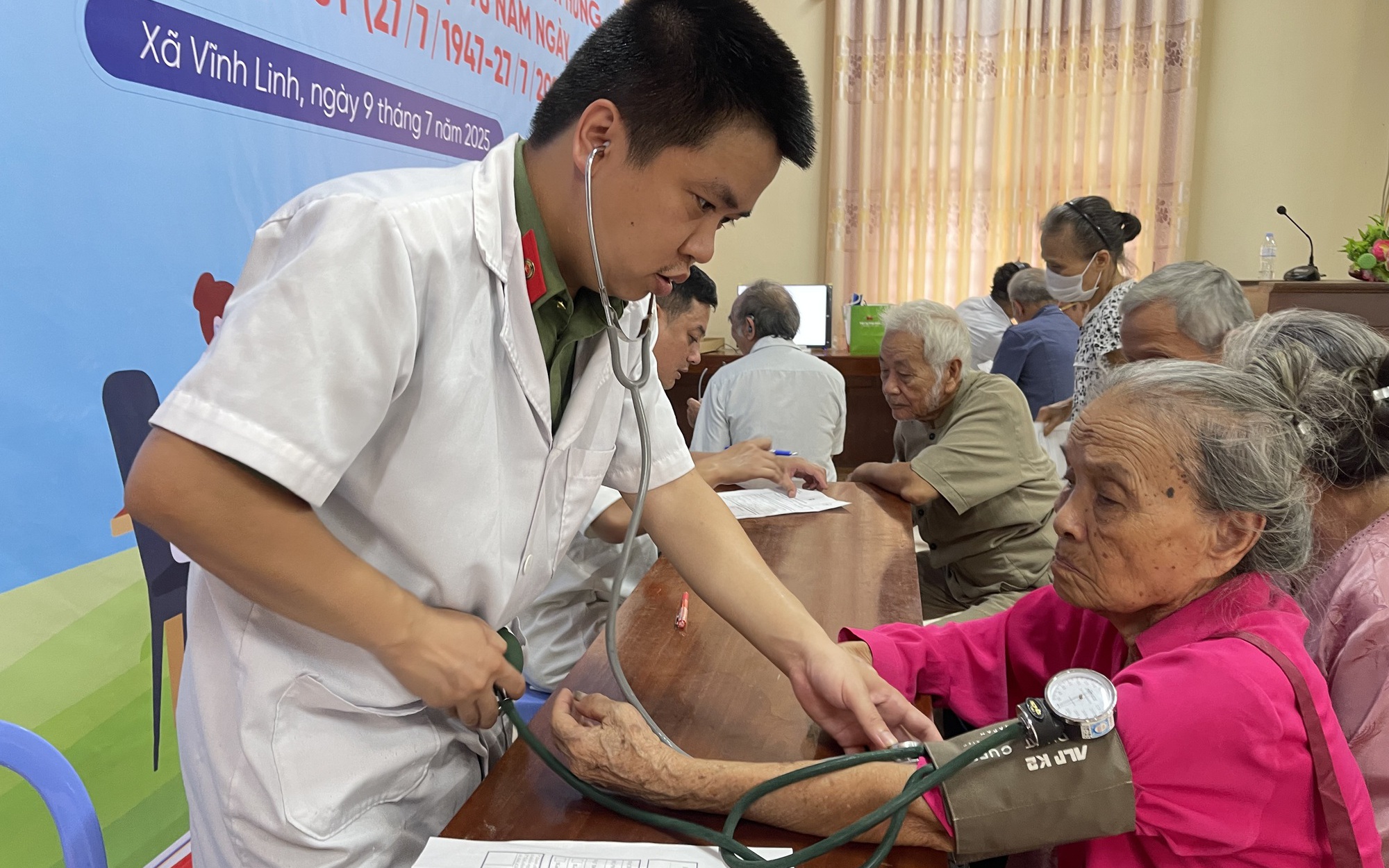 Khám, cấp thuốc miễn phí và tặng quà cho hàng trăm Mẹ Việt Nam Anh hùng, thương bệnh binh