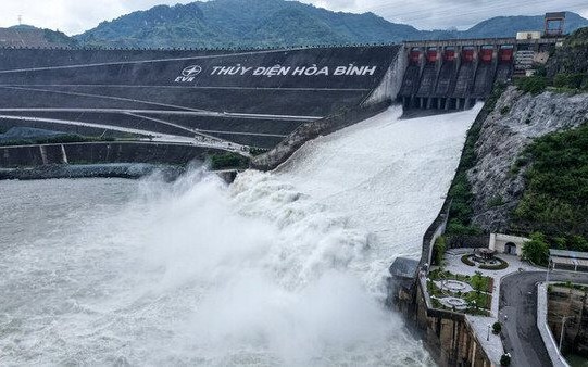 Mở cửa xả đáy thủy điện Hòa Bình ứng phó với mưa lớn