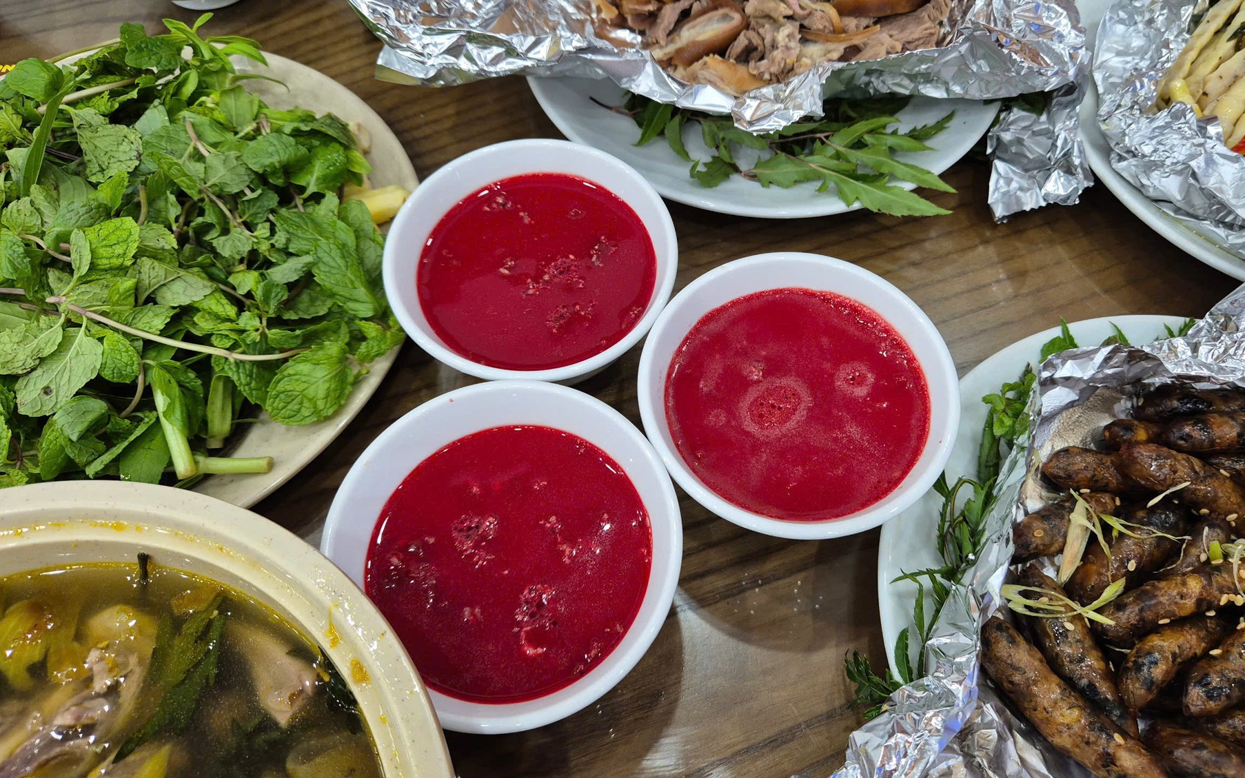 Ăn tiết canh, lòng lợn ở quán quen, người đàn ông phải thở máy, ngừng tim nguy kịch