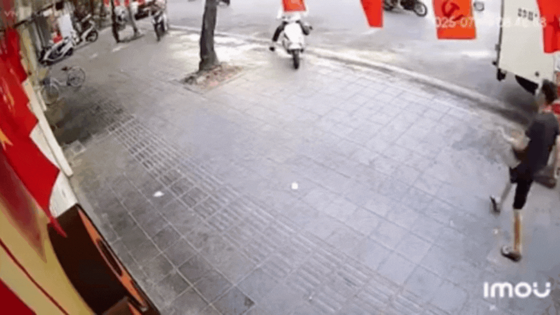 Video vụ ô tô đâm hàng loạt xe máy tại ngã tư Đại La - Trần Đại Nghĩa- Ảnh 2. Video vụ ô tô đâm hàng loạt xe máy tại ngã tư Đại La - Trần Đại Nghĩa- Ảnh 2.