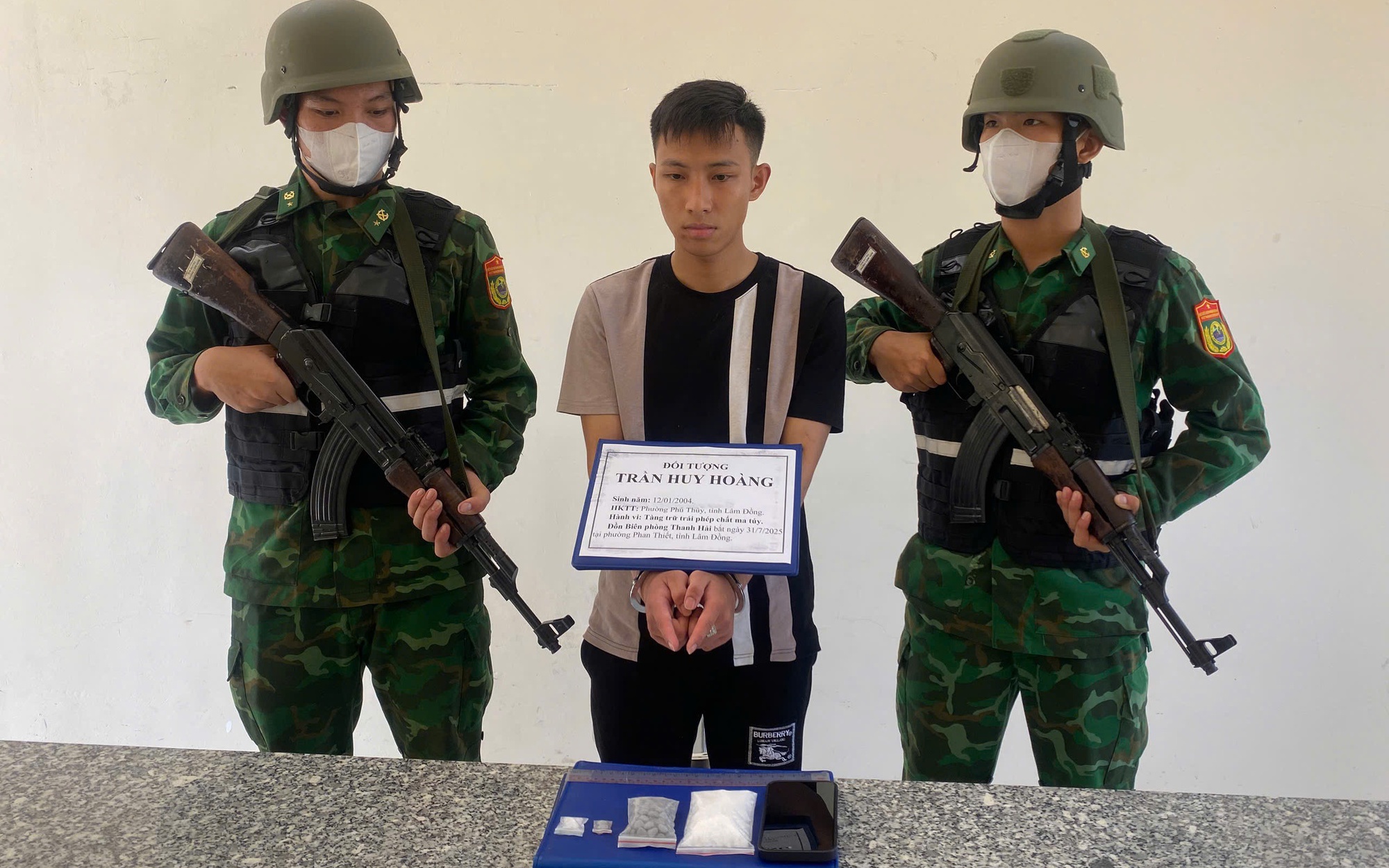 Bắt giữ thanh niên 21 tuổi tàng trữ lượng lớn ma túy