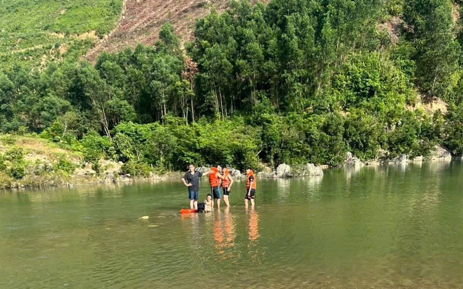 Hai nam sinh đuối nước thương tâm khi tắm suối ở Đà Nẵng