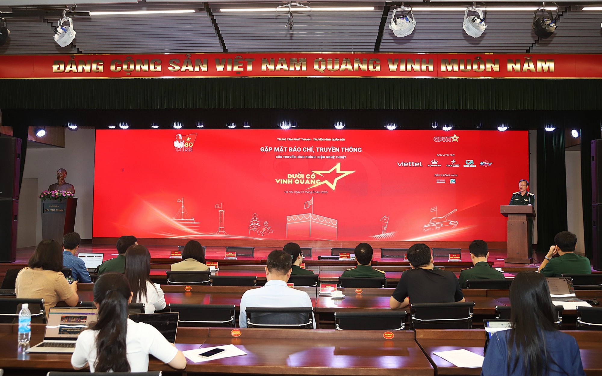 Chương trình &quot;Dưới cờ vinh quang&quot; kết nối ba miền đất nước, tôn vinh hình tượng Bộ đội Cụ Hồ