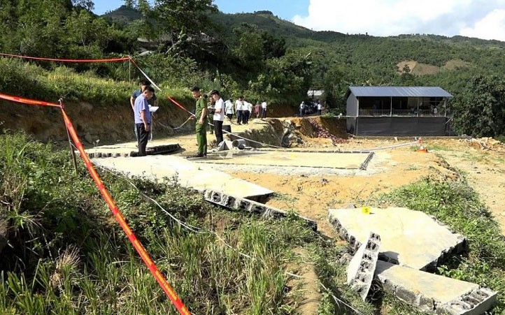 Tường bể chứa nước nuôi cá bất ngờ đổ sập khiến 2 người thiệt mạng, 2 người nguy kịch