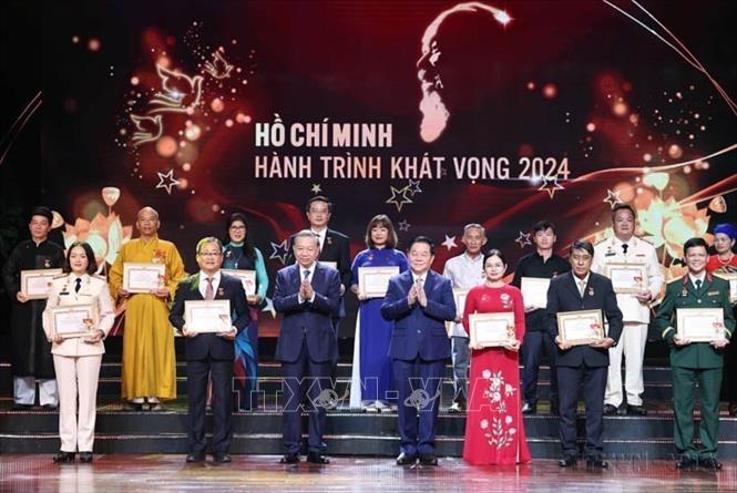 95 năm truyền thống ngành Tuyên giáo và Dân vận của Đảng: Phát huy vai trò 'đi trước mở đường'- Ảnh 12. 95 năm truyền thống ngành Tuyên giáo và Dân vận của Đảng: Phát huy vai trò 'đi trước mở đường'- Ảnh 12.